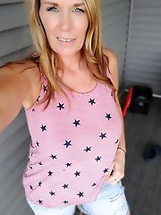 Spicy mature momma is teasing like a pro