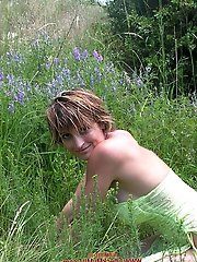 Adored mature woman is spreading her pussy while being broadcast live